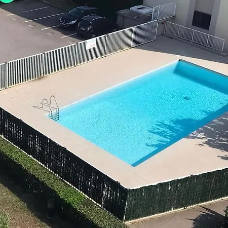 Un Date Au Bord De La Piscine Appartamento