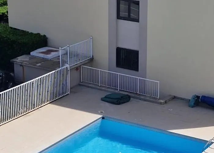 Un Date Au Bord De La Piscine דירה *